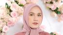<p>Jangan pilih hijab warna pink terang karena bisa bikin kulit terlihat kusam. Sebaliknya, pilihlah warna soft. (Instagram/dwihandaanda).</p>