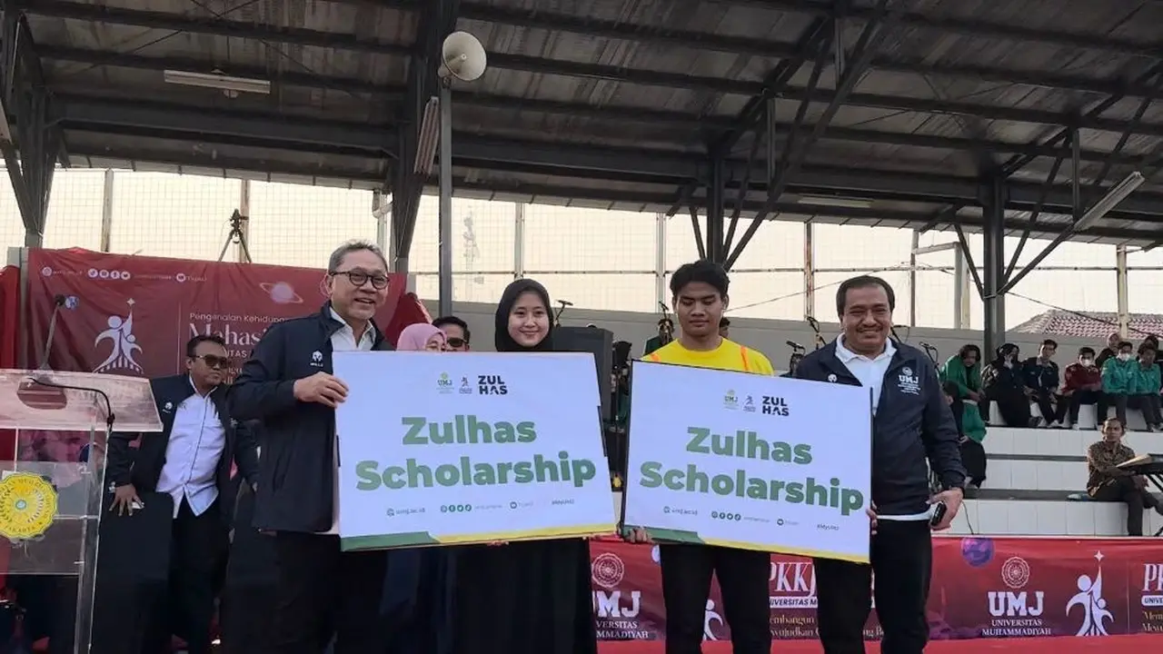 Menteri Perdagangan Zulkifli Hasan (Zulhas) memberikan bantuan beasiswa kepada mahasiswa Universitas Muhammadiyah Jakarta (UMJ).