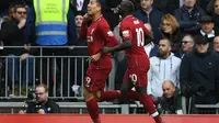 Striker Liverpool, Roberto Firmino (kiri) melakukan selebrasi usai menjebol jala Tottenham Hotspur, pada laga di Anfield, Minggu (31/3/2019).  (AFP / Paul Ellis)