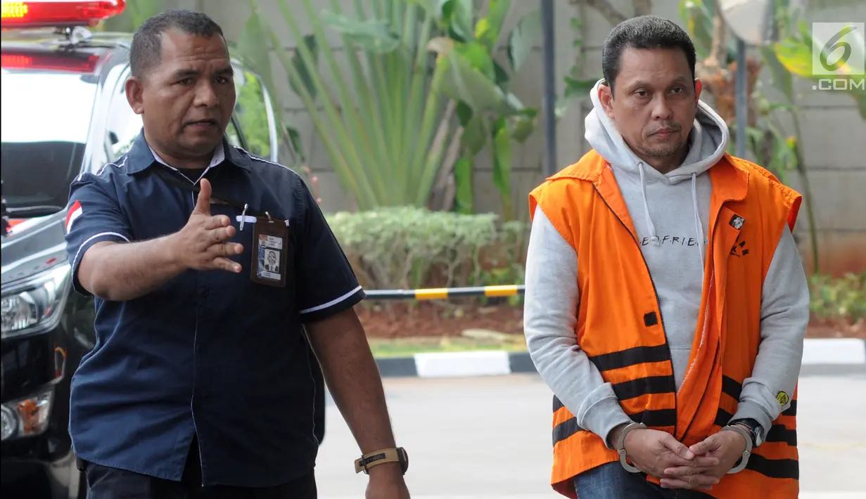 Staf PT INTI Taswin Nur (kanan) tiba untuk menjalani pemeriksaan di gedung KPK, Jakarta, Kamis (8/8/2019). Taswin Ndiperiksa perdana oleh KPK pascapenahanan sebagai tersangka kasus dugaan korupsi pengadaan pekerjaan Baggage Handling System (BHS) di PT Angkasa Pura Properti. (merdeka.com/Dwi Narwoko)