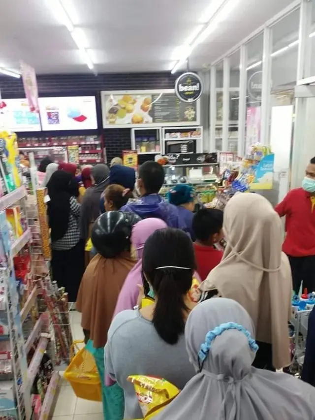 Emak-Emak Antri Minyak Goreng
