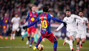 Bintang Barcelona Lamine Yamal mencetak gol ke gawang Albacete di perempat final Copa del Rey di Estadio Carlos Belmonte, Rabu (04/02/2026) dini hari WIB. (AP Photo/Manu Fernandez)