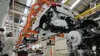 Pekerja merakit mobil All New BMW X3 xDriver20i di PT Gaya Motor, Sunter, Jakarta, Rabu (18/7). All New BMW X3 xDriver20i rakitan dalam negeri ditawarkan dengan harga Rp 1.009.000.000. (Merdeka.com/Dwi Narwoko)