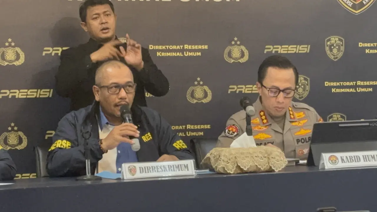 Direktur Reserse Kriminal Umum Polda Metro Jaya Kombes Wira Satya Triputra saat konferensi pers pengungkapan kasus pembunuhan bos sembako di Bekasi, Selasa (3/6/2025).