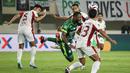 Pemain PSS Sleman, Federic Injani terjatuh saat mendapatkan pengawalan dari para pemain Garudayaksa FC dalam laga final Pegadaian Liga 2 2025/2026 di Stadion Maguwoharjo, Sleman, Yogyakarta, Sabtu (09/05/2026). (Bola.com/Abdul Aziz)