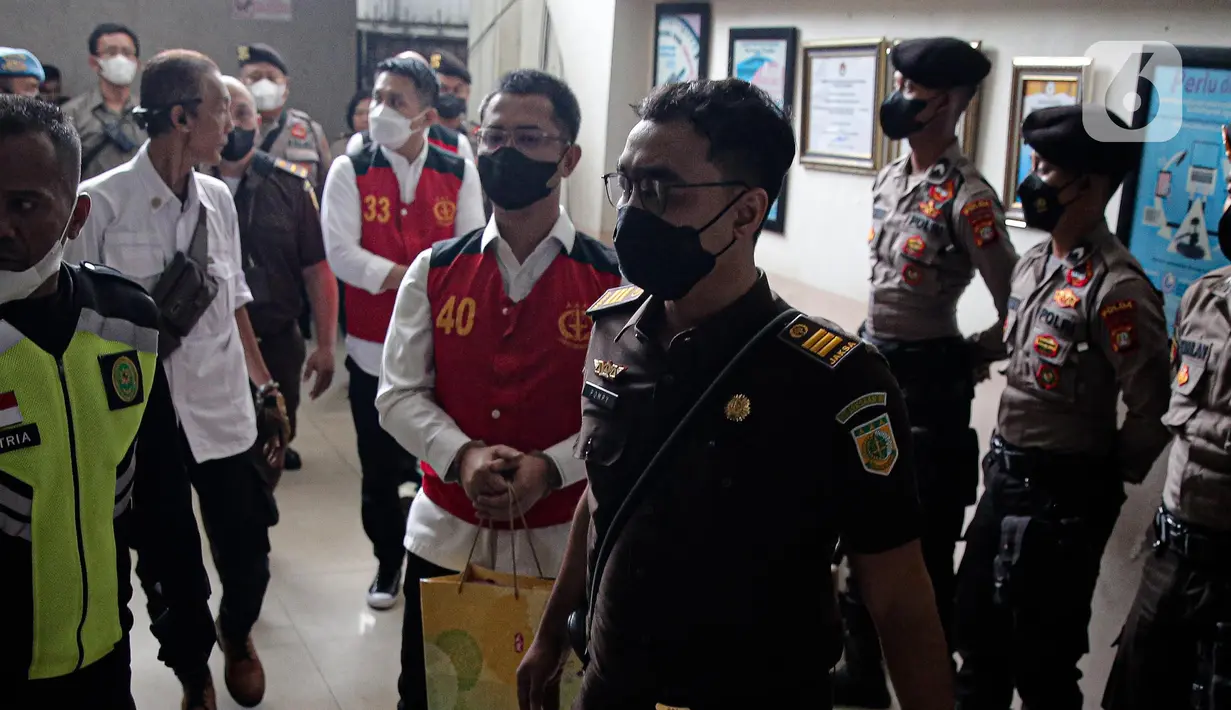 Terdakwa Chuck Putranto, Irfan Widyanto, dan Baiquni Wibowo tiba di Pengadilan Negeri Jakarta Selatan, Jakarta, Rabu (19/10/2022). Mereka akan menjalani sidang lanjutan kasus obstruction of justice terkait pembunuhan berencana terhadap Brigadir Nopriansyah Yosua Hutabarat atau Brigadir J. (Liputan6.com/Faizal Fanani)