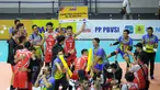 Tim voli putra, Surabaya Bhayangkara Samator melakukan selebrasi usai mengalahkan Jakarta BNI 46 dan menjadi juara final four Proliga 2022. (Bola.com/Bagaskara Lazuardi)