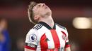 Pemain Sheffield United, Ben Osborn, tampak kecewa usai ditaklukkan Everton pada laga Liga Inggris di Stadion Bramall Lane, Sabtu (26/12/2020). Everton menang dengan skor 1-0. (Alex Livesey/Pool via AP)