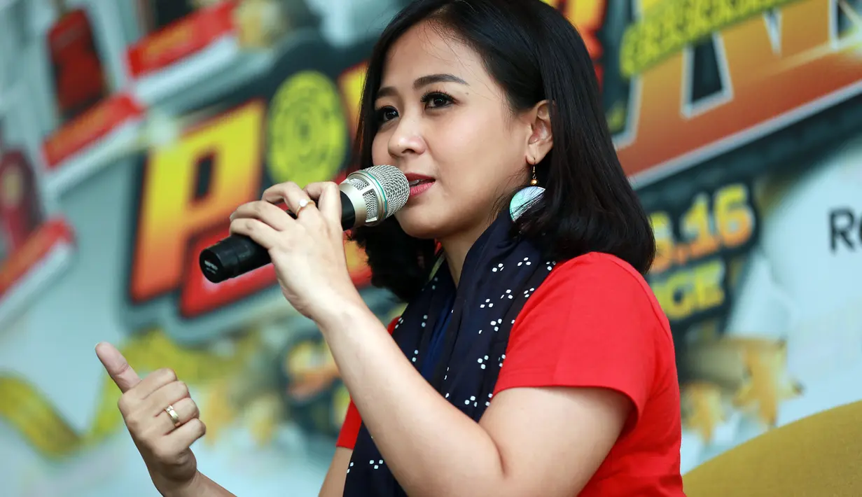 Kini Astrid mengikuti olahraga angkat beban. Baginya, angkat beban merupakan salah satu cara untuk mengurangi lemak dalam tubuhnya. (Deki Prayoga/Bintang.com)