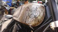 Sebuah Honda Tiger dimodifikasi, bodynya menjadi berkarat, tetapi terlihat keren. 