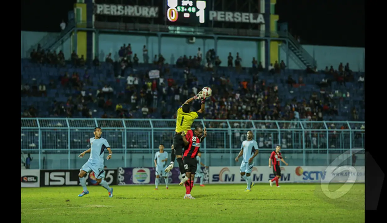 Kiper Persela, Choirul Huda menangkap bola yang mengarah ke penyerang Persipura kone saat berlaga di SCM Cup 2015 di Stadion Kanjuruhan, Malang, Minggu (18/1/2015).   Persela unggul 1-0 atas Persipura. (Liputan6.com/Faizal Fanani)