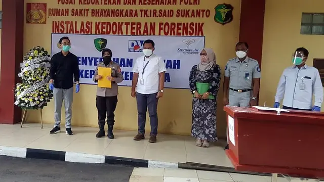 Pada Kamis (14/1/2021) bertempat di RS POLRI Kramat Jati, Sriwijaya Air menerima secara langsung jenazah atas nama Okky Bisma dari Tim DVI POLRI.