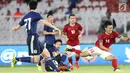 Pesepak bola Jepang U-19 berusaha menghalau Pesepak bola Timnas Indonesia U-19 pada laga uji coba babak pertama di Stadion Utama Gelora Bung Karno (SUGBK), Jakarta, Minggu (25/3). Babak pertama Timnas Indonesia kalah 0-1 (Liputan6.com/Angga Yuniar)