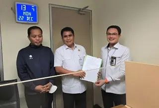 Perwakilan Kejaksaan Agung (Kejagung) menyerahkan Kasi Datun Kejari Hulu Sungai Utara (HSU) Tri Taruna Fariadi yang buron (kiri) kepada perwakilan Komisi Pemberantasan Korupsi (KPK) di Gedung Merah Putih KPK, Jakarta, Senin (22/12/2025). (Liputan6.com/ Dok Kejagung)