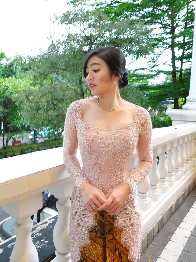 Gaya Febby Rastanty dengan Kebaya Brokat Dusty Pink (Instagram febbyrastanty)