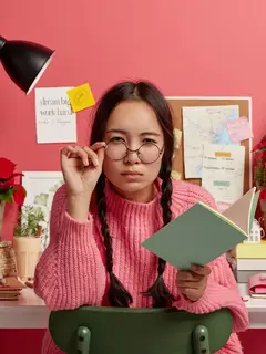 Di tengah tuntutan pekerjaan yang semakin tinggi, lembur sering kali dianggap sebagai solusi instan untuk mengejar target. Padahal, bekerja melebihi jam kerja justru dapat menurunkan kualitas hasil, memicu kelelahan mental, dan mengganggu keseimbangan kehidupan pribadi. (foto/dok: freepik/wayhomestudio)