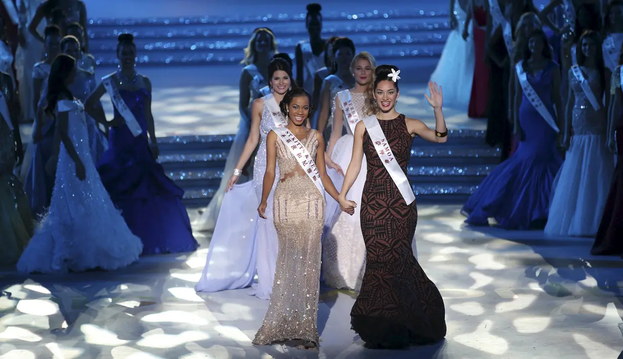 Para Kontestan tampil di atas panggung Miss World 2015 di Sanya,  Cina, Sabtu (19/12). Miss World 2015 menobatkan Mireia Lalaguna Royo dari Spanyol sebagai pemenang dan Indonesia yang diwakili oleh Maria Harfanti menyabet juara ketiga. (REUTERS/Stringer)