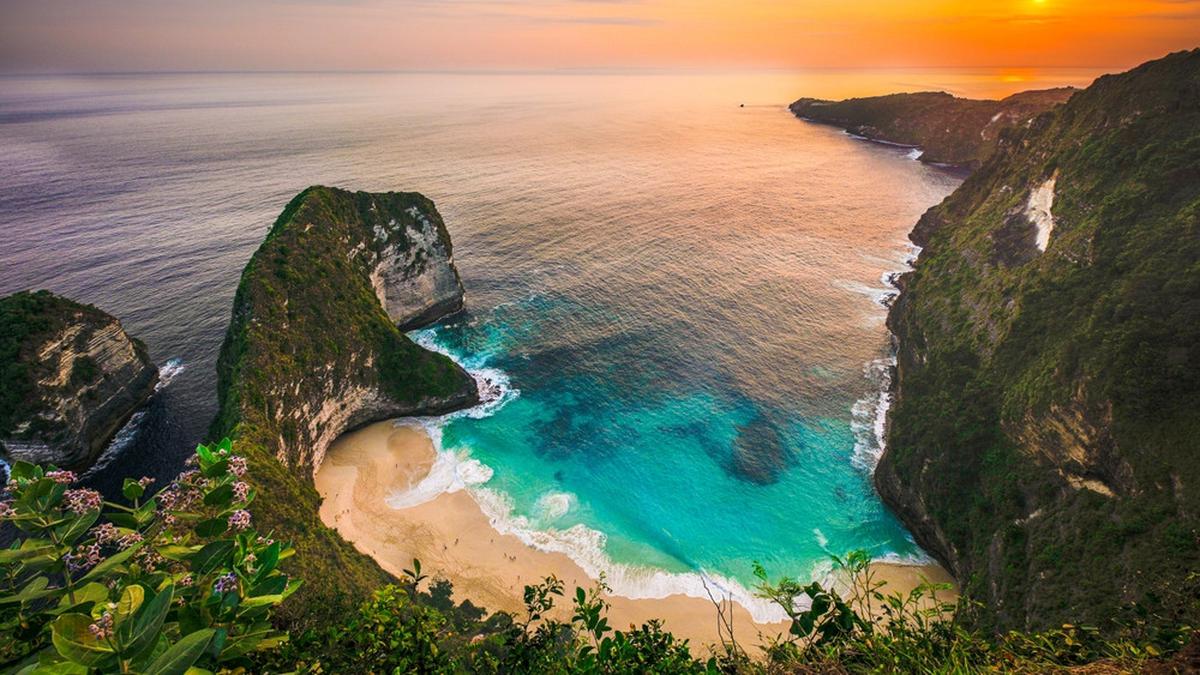 Mengenal Daya Tarik Kelingking Beach, Pantai Cantik yang Mempesona ...