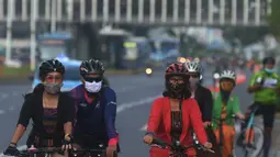 Sejumlah orang mengendarai sepeda dengan mengenakan kebaya di Kawasan Sudirman, Jakarta, Selasa (29/9/2020). Bersepeda dengan pakaian tradisional tersebut dilakukan untuk melestarikan budaya. (merdeka.com/Imam Buhori)