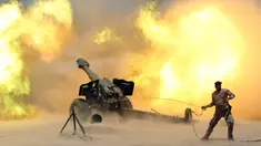 Pasukan keamanan Irak menembakkan senjata ke arah kelompok militan ISIS di dekat Falluja , Irak , 29 Mei 2016. Pasukan Irak memulai operasi untuk merebut kembali wilayah Falluja dari kelompok ISIS. (REUTERS / Alaa Al - Marjani)