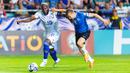 Pemain Belgia, Romelu Lukaku (kiri) berebut bola dengan pemain Estonia, Marten Kuusk pada laga Grup F Kualifikasi Euro 2024 yang berlangsung di A. Le Coq Arena, Tallinn, Estonia, Rabu (21/06/2023) dini hari WIB. Lukaku sukses mencetak dua gol untuk kemenangan 3-0 Belgia. (AP Photo/Pavel Golovkin)