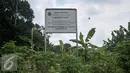 Sebuah plang terpasang di sekitar  Waduk Brigif, Jakarta, Selasa (15/11). Pemprov DKI targetkan pengerukan Waduk Brigif rampung akhir tahun ini. (Liputan6.com/Yoppy Renato)