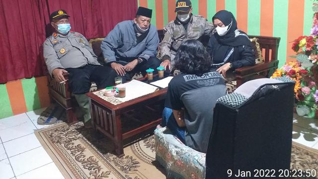 Yasinan dan tahlil untuk mendoakan orang yang meninggal, sebelum dimakamkan di Pemalang. (Foto: Liputan6.com/Humas Polres Pemalang)