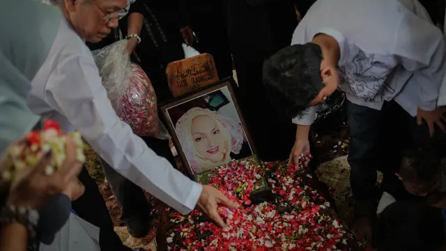 Pemakaman Titi Qadarsih (Liputan6.com/ Faizal Fanani)