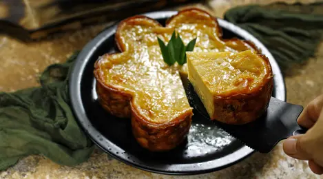 Kue Bingka Tradisional: Kue Bingka khas Banjar dengan bentuk menyerupai bunga dan warna kuning keemasan