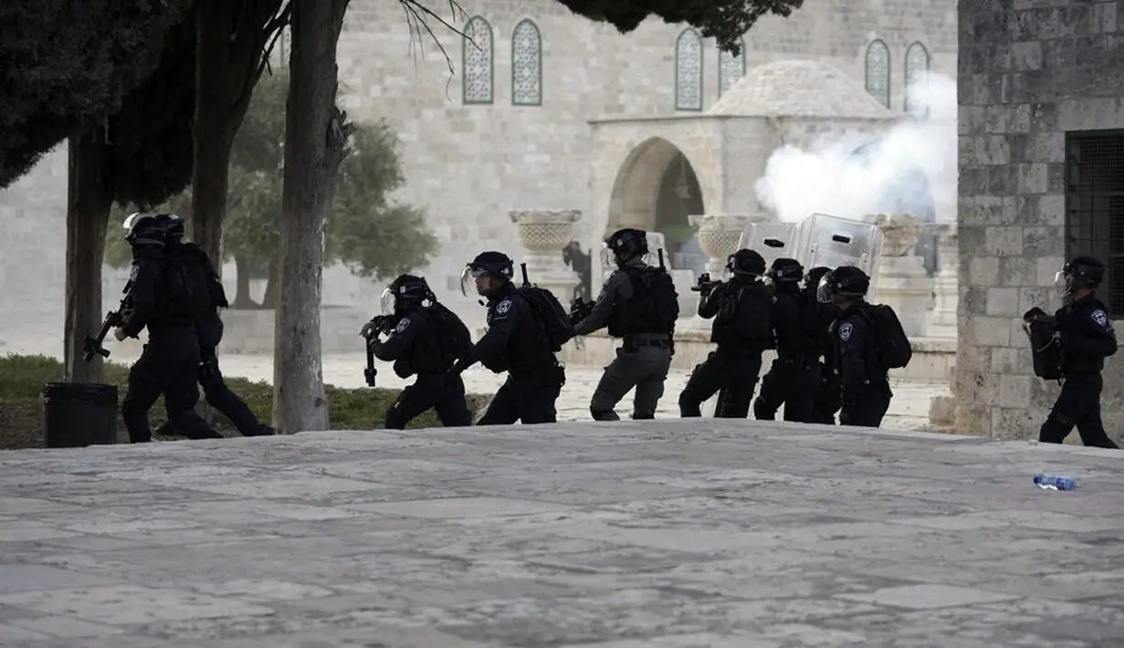 <p>Polisi Israel bentrok dengan pengunjuk rasa Palestina di Kompleks Masjid Al Aqsa, Yerusalem, Jumat (22/4/2022). Polisi Israel dan pemuda Palestina kembali bentrok di Kompleks Masjid Al Aqsa. (AP Photo/Mahmoud Illean)</p>
