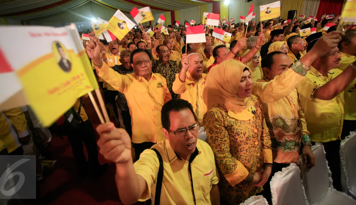Sejumlah kader Golkar menghadiri acara deklarasi Ade Komarudin sebagai bakal calon Ketua Umum Partai Golkar di kota Yogyakarta, Jumat (11/3). Ade membacakan lima poin ikrar yang disebutnya sebagai ikrar Pancakarsa. (Foto: Boy Harjanto)