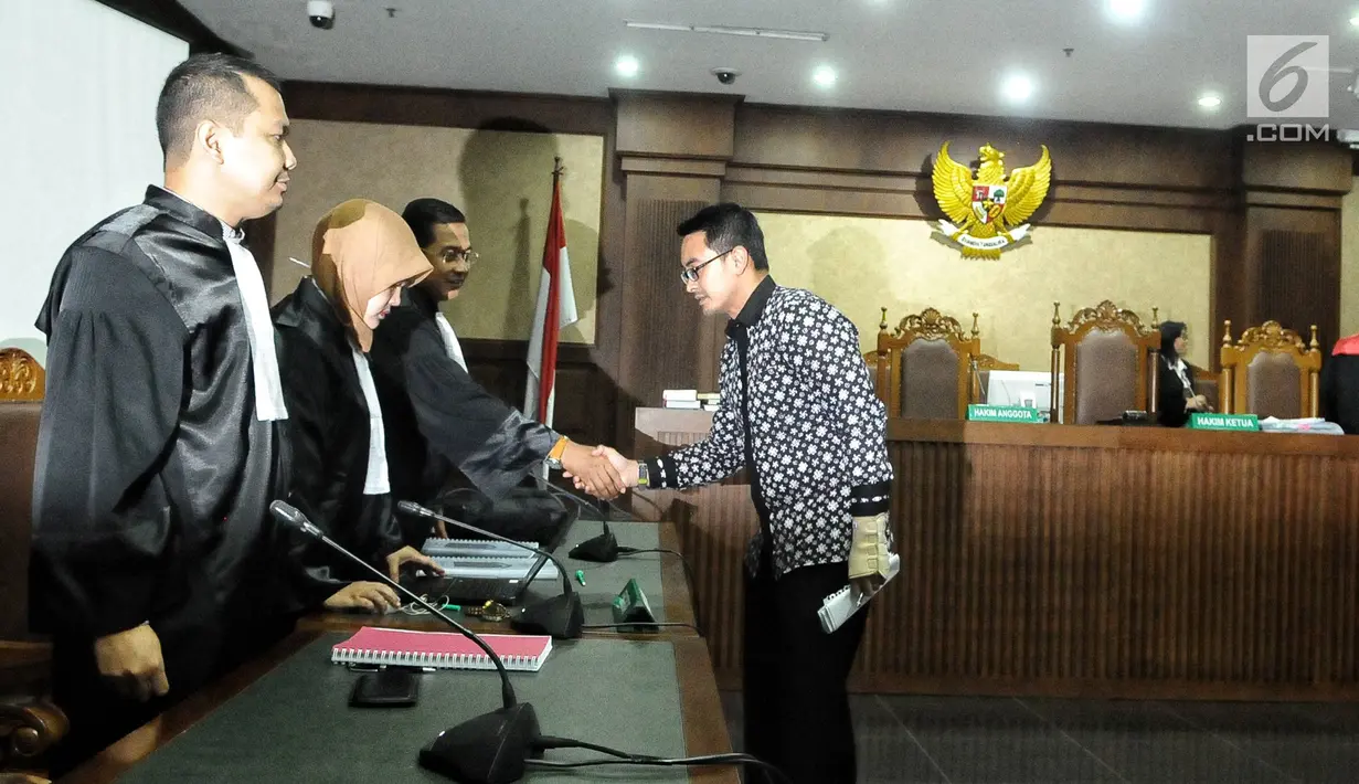 Gubernur Jambi nonaktif, Zumi Zola menyalami Jaksa Penuntut Umum KPK usai sidang pembacaan vonis di Pengadilan Tipikor, Jakarta, Kamis (6/12). Zumi Zola divonis 6 tahun penjara dan denda Rp 500 juta subsider 3 bulan kurungan. (Liputan6.com/Faizal Fanani)