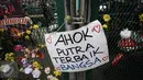 Poster bertuliskan dukungan untuk Basuki Tjahaja Purnama (Ahok) terpasang di pagar halaman Rutan Cipinang, Jakarta, Rabu (10/5). Poster dan karangan bunga terus berdatangan, meski Ahok sudah dipindahkan ke Rutan Mako Brimob. (Liputan6.com/Faizal Fanani)