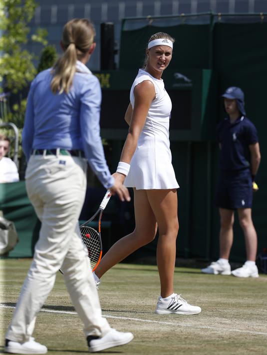 Kristina Mladenovic melakukan protes kepada wasit saat melawan Alison Riske pada hari keempat tunggal putri di Wimbledon Tennis Championships 2017, London , (6/7/2017). (AP/Alastair Grant)