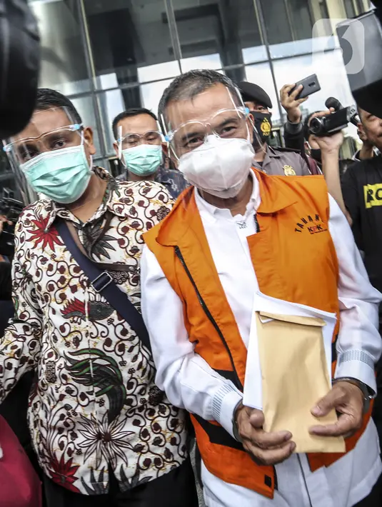 Wali Kota Cimahi Ajay Muhammad Priatna meninggalkan Gedung KPK Jakarta, Sabtu (28/11/2020). KPK resmi menahan Ajay Priatna sebagai tersangka penerima suap terkait perizinan pengembangan Rumah Sakit Umum Kasih Bunda Cimahi. (Liputan6.com/Johan Tallo)