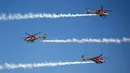 Tim aerobatik Angkatan Udara India, Sarang, terbang dalam formasi pada hari keempat Aero India 2023 di pangkalan udara Yelahanka, Bengaluru, India, 16 Februari 2023. Aero India adalah acara dua tahunan dengan demonstrasi terbang oleh tim stunt dan militer serta komersial paviliun tempat perusahaan penerbangan memamerkan produk dan teknologinya. (AP Photo/Aijaz Rahi)
