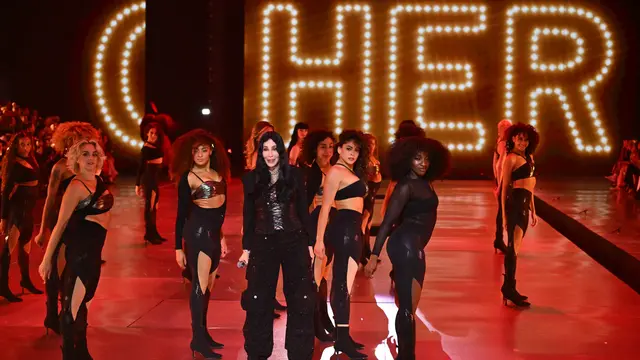 Penyanyi AS Cher tampil selama Victoria's Secret Fashion Show di Duggal Greenhouse di Brooklyn Navy Yard di Brooklyn, New York pada tanggal 15 Oktober 2024. ANGELA WEISS / AFP