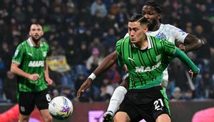 Bek Sassuolo asal Indonesia, Jay Idzes, berduel memperebutkan bola dengan penyerang Inter Milan asal Prancis bernomor 9, Marcus Thuram, dalam pertandingan Serie A Italia antara Sassuolo dan Inter Milan di Stadion Mapei, Reggio Emilia, Italia, pada 8 Februari 2026. (Piero CRUCIATTI / AFP)