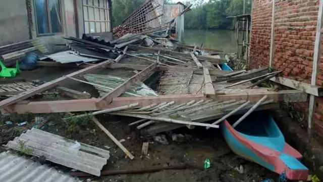 Rumah roboh menimpa perahu jukung di Kampung Laut. (Foto: Liputan6.com/Kustroro/Muhamad Ridlo).