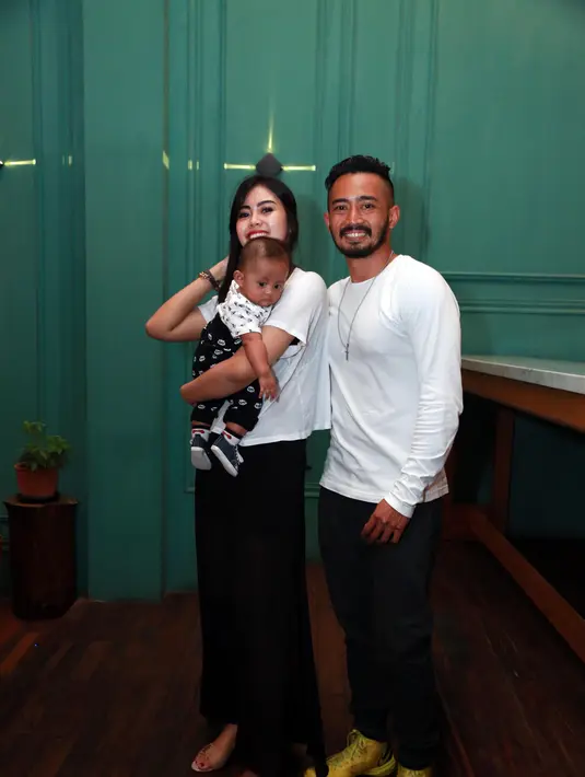 "Iya, dia (Yama) begitu. Dia kan sering cium anak, terus aku sindir aja 'Oh, anak terus yang dicium? Bubunya enggak'. Baru deh dia sadar kalau disindir," sahut Arfita Dwi Putri yang berada di sebelah Yama Carlos. (Nurwahyunan/Bintang.com)