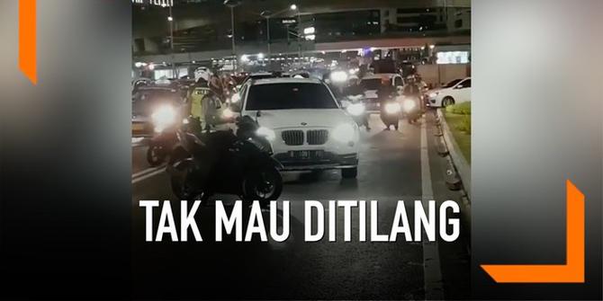 VIDEO: Tak Mau Ditilang, Mobil Mewah Coba Tabrak Petugas