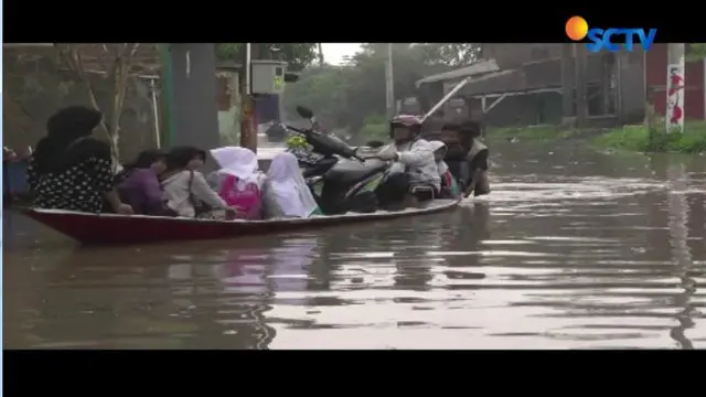 Hujan deras yang terjadi Jumat malam kemarin membuat Sungai Citarum meluap dan masuk ke permukiman warga.