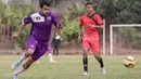 Pemain Persita Tangerang, Javad Moradi mengejar bola saat ujicoba melawan PSAU di Lapangan Sutasoma, Jakarta, Jumat (21/8/2015). Persita mengalahkan PSAU dengan skor 1-0. (Bola.com/Vitalis Yogi Trisna)