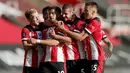 Pemain Southampton merayakan gol yang dicetak oleh Che Adams ke gawang Manchester City pada laga Premier League di Stadion St. Mary's, Minggu (5/7/2020). Manchester City takluk 0-1 dari Southampton. (AP Photo/Frank Augstein,Pool)