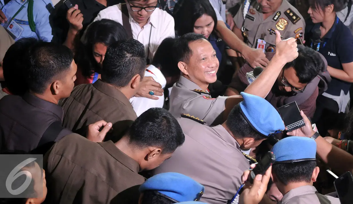Kapolri terpilih  Komjen (Pol) Tito Karnavian menyapa awak media usai mengikuti sidang paripurna dengan agenda pengesahan dirinya sebagai calon Kapolri di Kompleks Parlemen, Jakarta, Senin (27/6). (Liputan6.com/Johan Tallo)