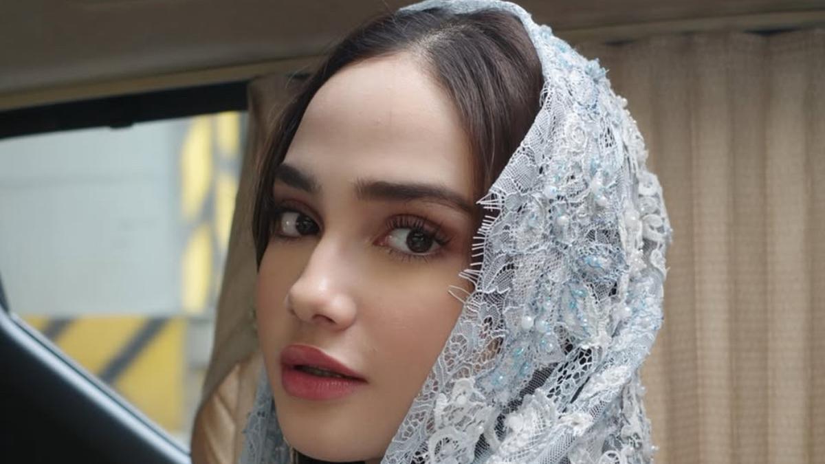 Lebaran Terakhir Sebagai Lajang, Syifa Hadju Tampil Kompak Bareng Keluarga dengan Outfit Baby Blue