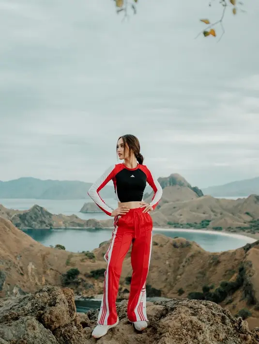 Tampil sporty mengenakan busana serba merah putih, Cinta Laura tampak keren berpose di atas gunung.  [Instagram/claurakiehl]