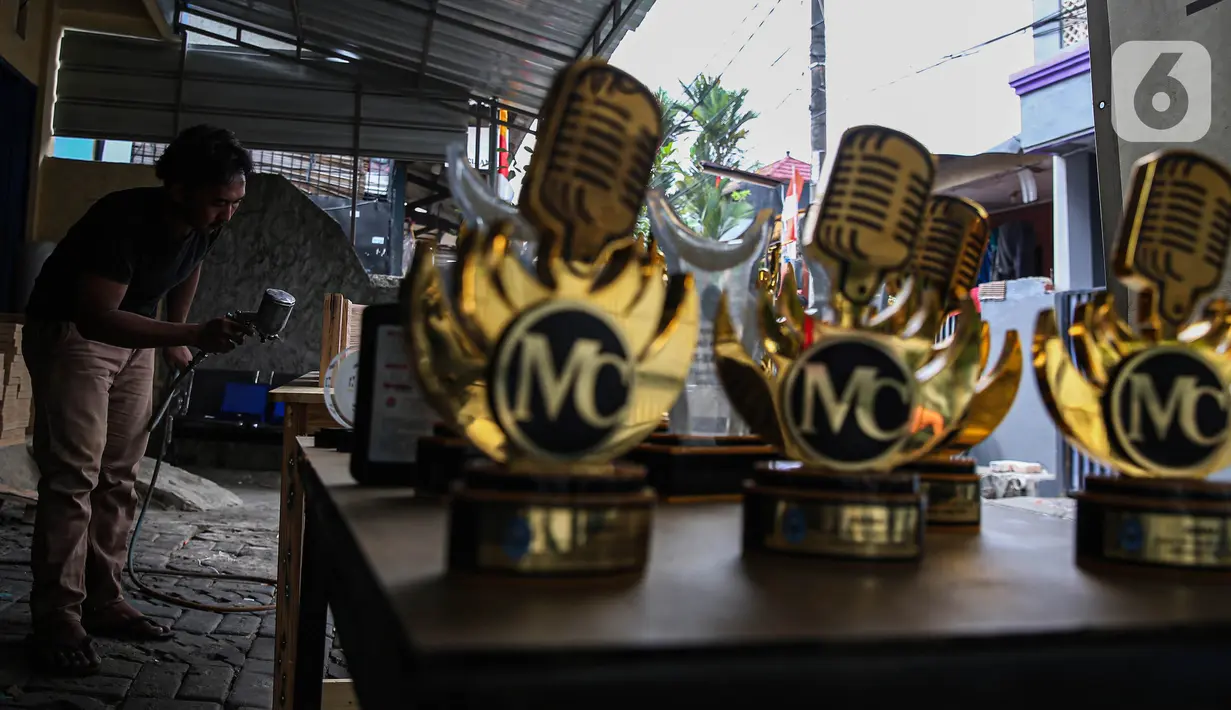 Rata-rata plakat maupun piala-piala tersebut dijual dikisaran Rp100 ribu hingga Rp500 ribu rupiah. (Liputan6.com/Angga Yuniar)