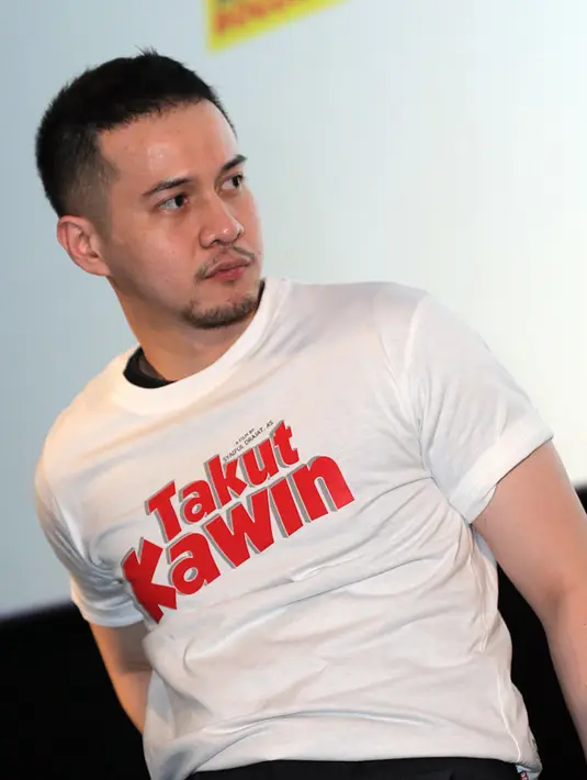 "Jadi kalau saya mau meminta anak orang lain untuk bisa masuk ke kehidupan saya, biasanya kan ada regulasi dari keluarga besar, nah itu yang bikin gua takut (nikah)," tandasnya. (Deki Prayoga/Bintang.com)