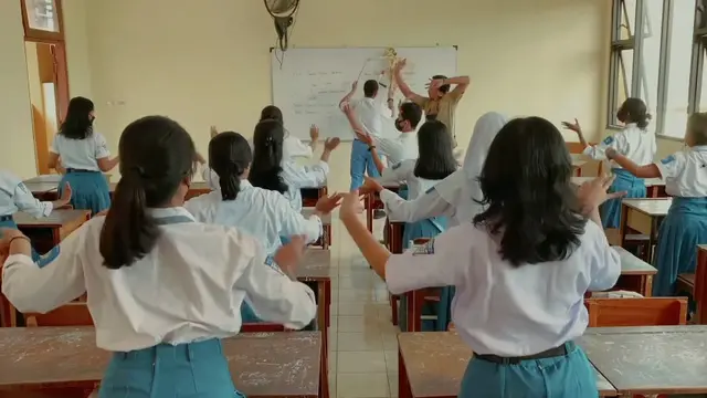 Sosok Guru SMK yang Ajak Para Murid Menari di Kelas hingga Diapresiasi Menteri Nadiem